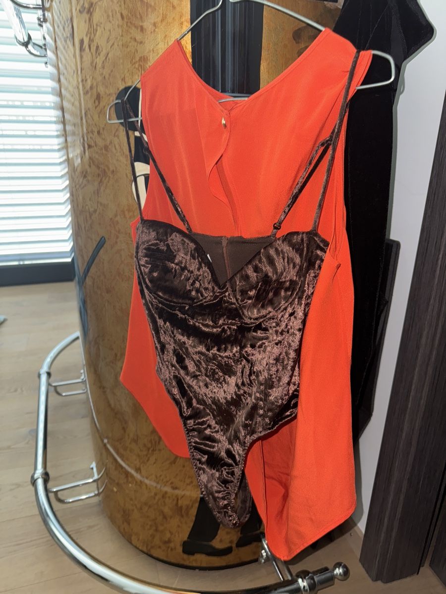 Lotti di vestiti: 2 top set :, Laquan Smith and black veloure long sleeve body – Usato da Genève venduto da val_rp9x 3