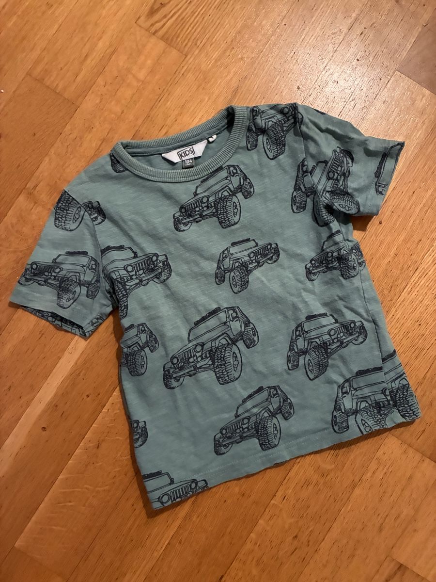 Camicie, T-shirt & Polo: Schönes Tshirt Gr. 104 – Usato da richterswil venduto da lunamarie001