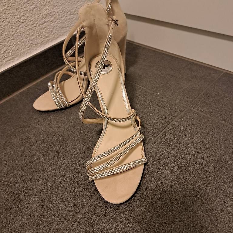 Damenschuhe: Riemchensandaletten  – Neu und originalverpackt aus Neftenbach von sam_jbb5