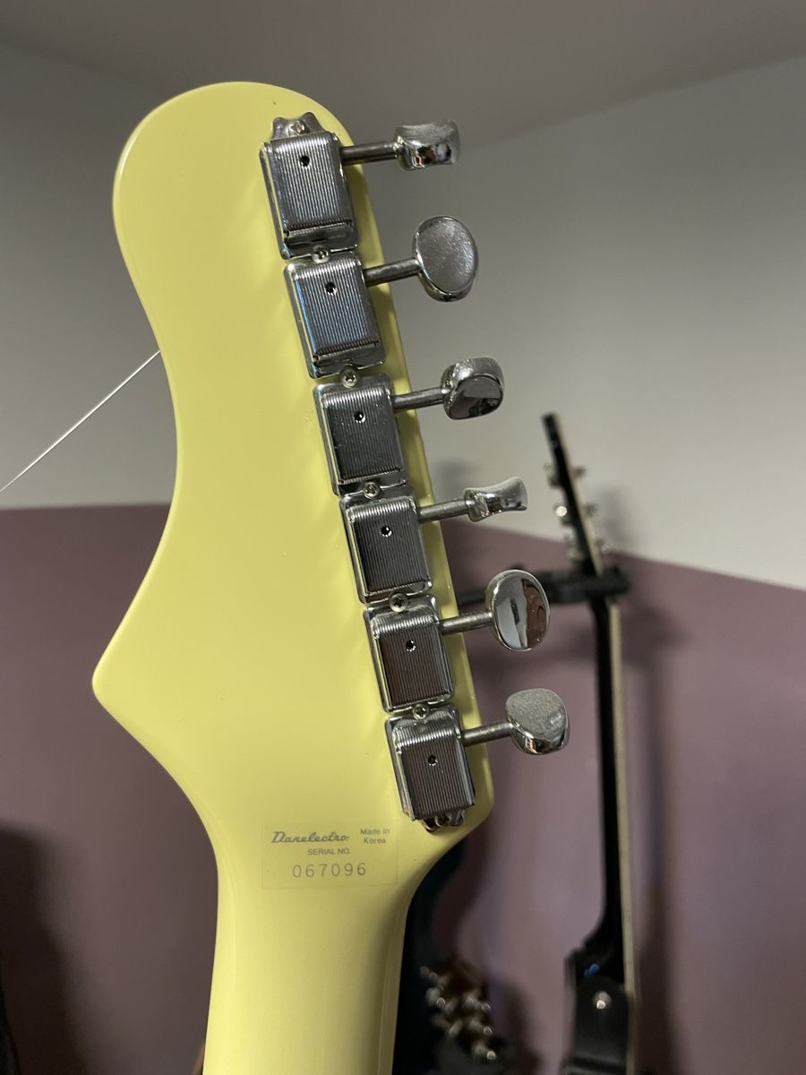 Danelectro Musikinstrumente: Danelectro "The 67 Dano Cream w/ Black Pickguard" – Gebraucht aus Hornussen von junglej 4
