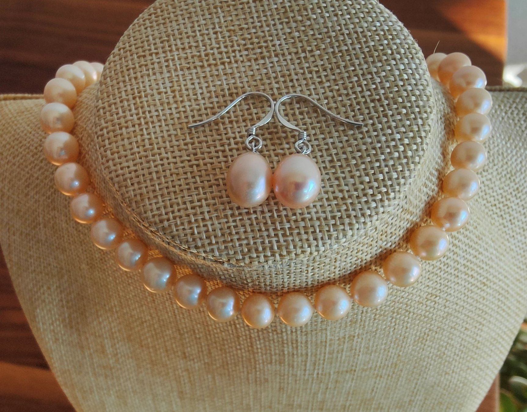 Ketten: Süsswasserperle Kette, 8mm, apricot – Neu und originalverpackt aus Rümlang von 21f 3