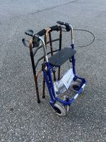 Rollator und Gehilfe