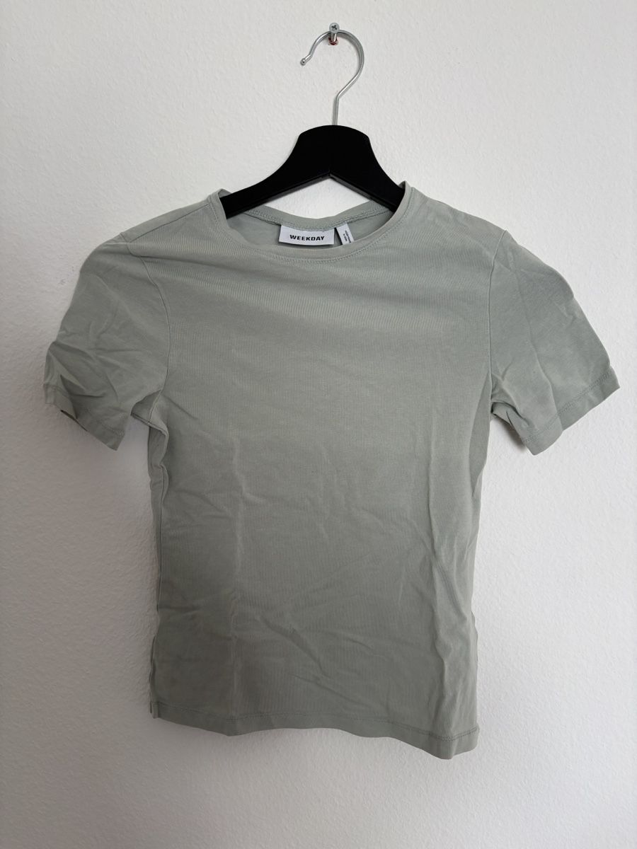 Weekday T-shirt: Werkday Basic T-Shirt hellgrün Gr. S – Usato da Luzern venduto da poe_5fml