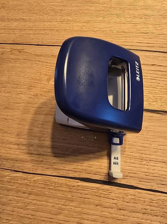Leitz Bindegeräte: Blauer Leitz Locher – Gebraucht aus Dörflingen von PURGE