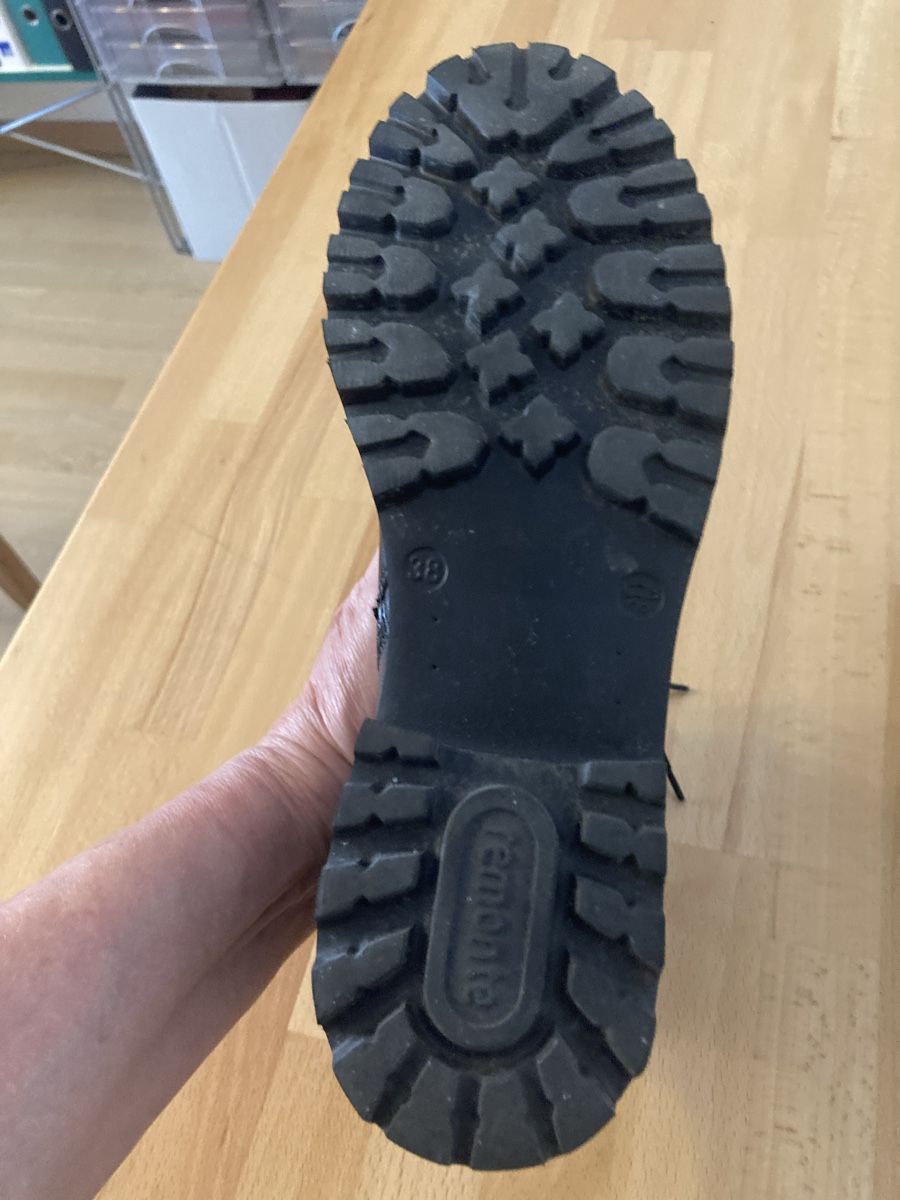 Chaussures femmes: Stiefeletten, schwarz  – D'occasion à Fribourg par ren_g8n9 3