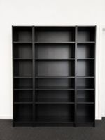 Schwarzes Regalsystem