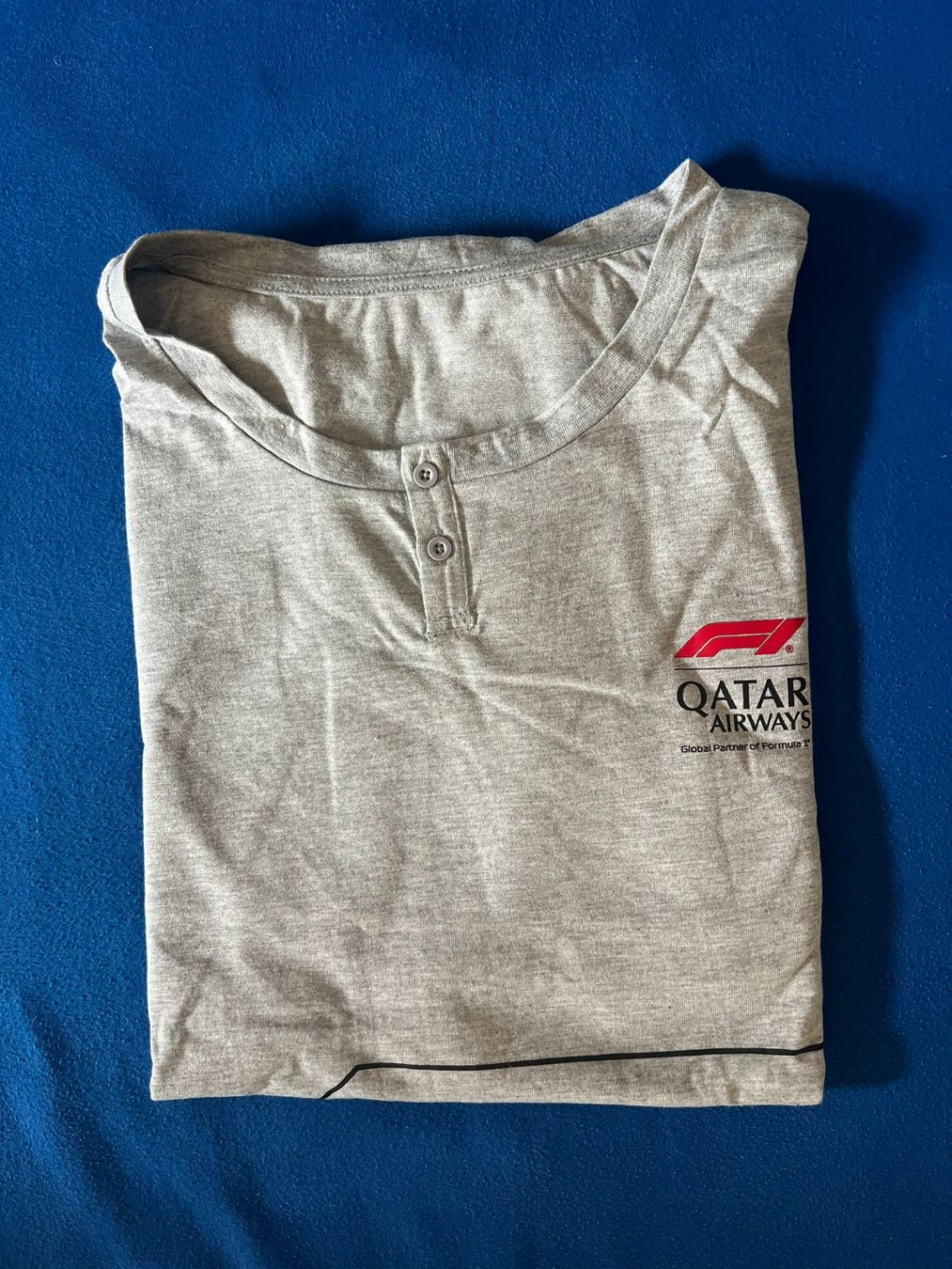 Pyjamas: Luxus: Pyjama Qatar Airways Typ Formula 1 "F1" - Grösse L – Neu und originalverpackt aus Zürich von sky-blue