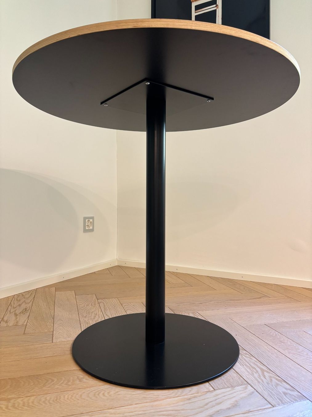 Tavoli: Runder schwarzer Tisch mit Metallfuss, 80 cm – Usato da Zürich venduto da Animoromi 2