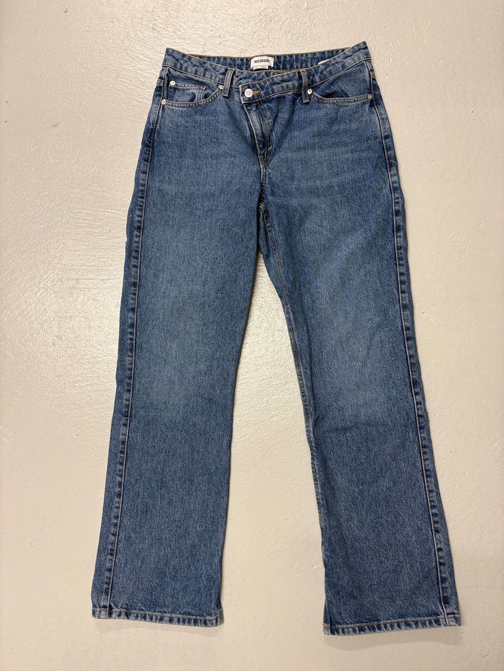 Weekday Jeans: Weekday "Avery" Jeans flared blau gerade Gr. 30 – Nuovo (secondo la descrizione) da Regensdorf venduto da secondchancefashion 1