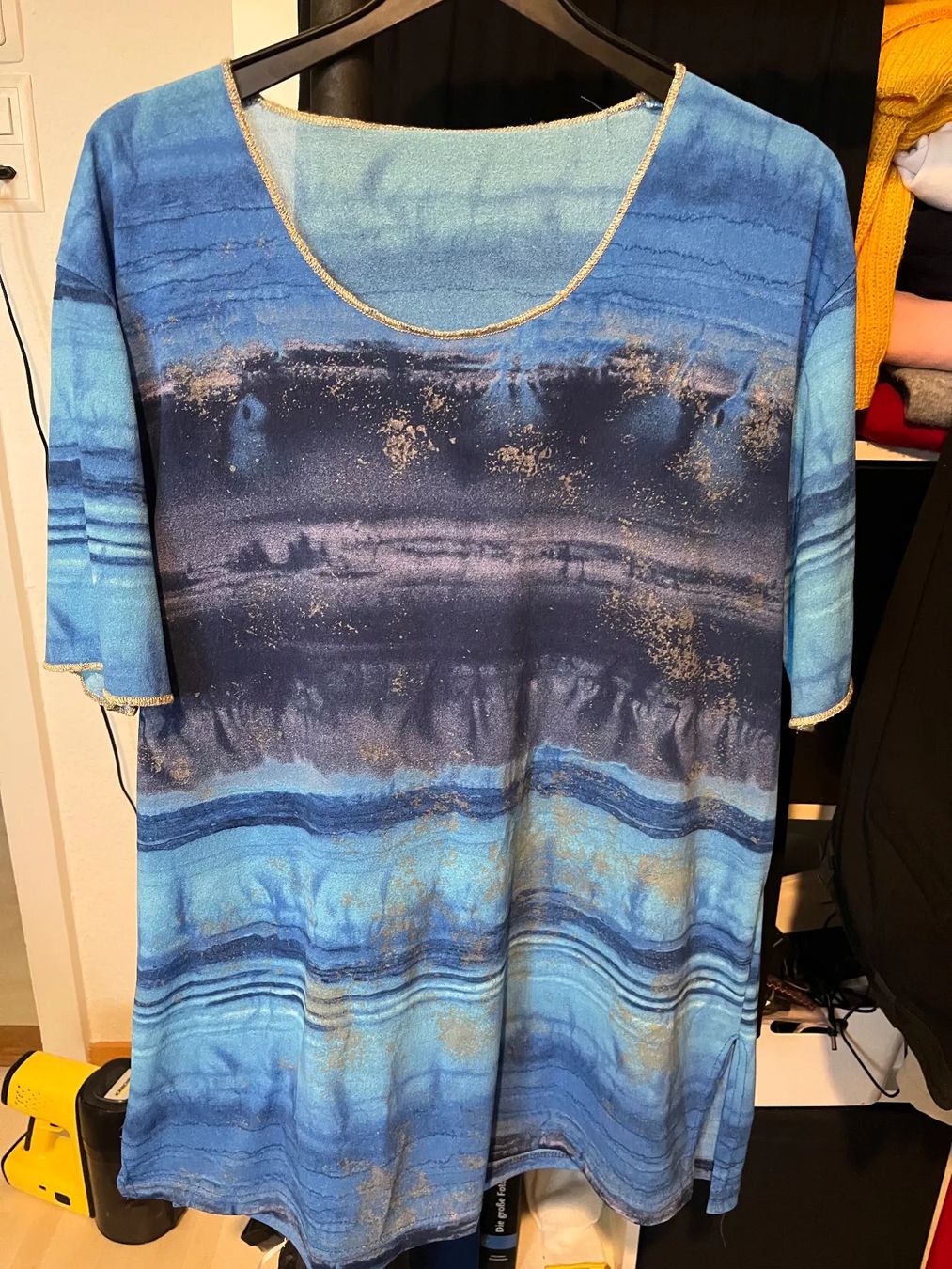 Blusen: Dame Bluse blau gemustert mit Goldrand kurzarm – Gebraucht aus Wabern von Bernersommer