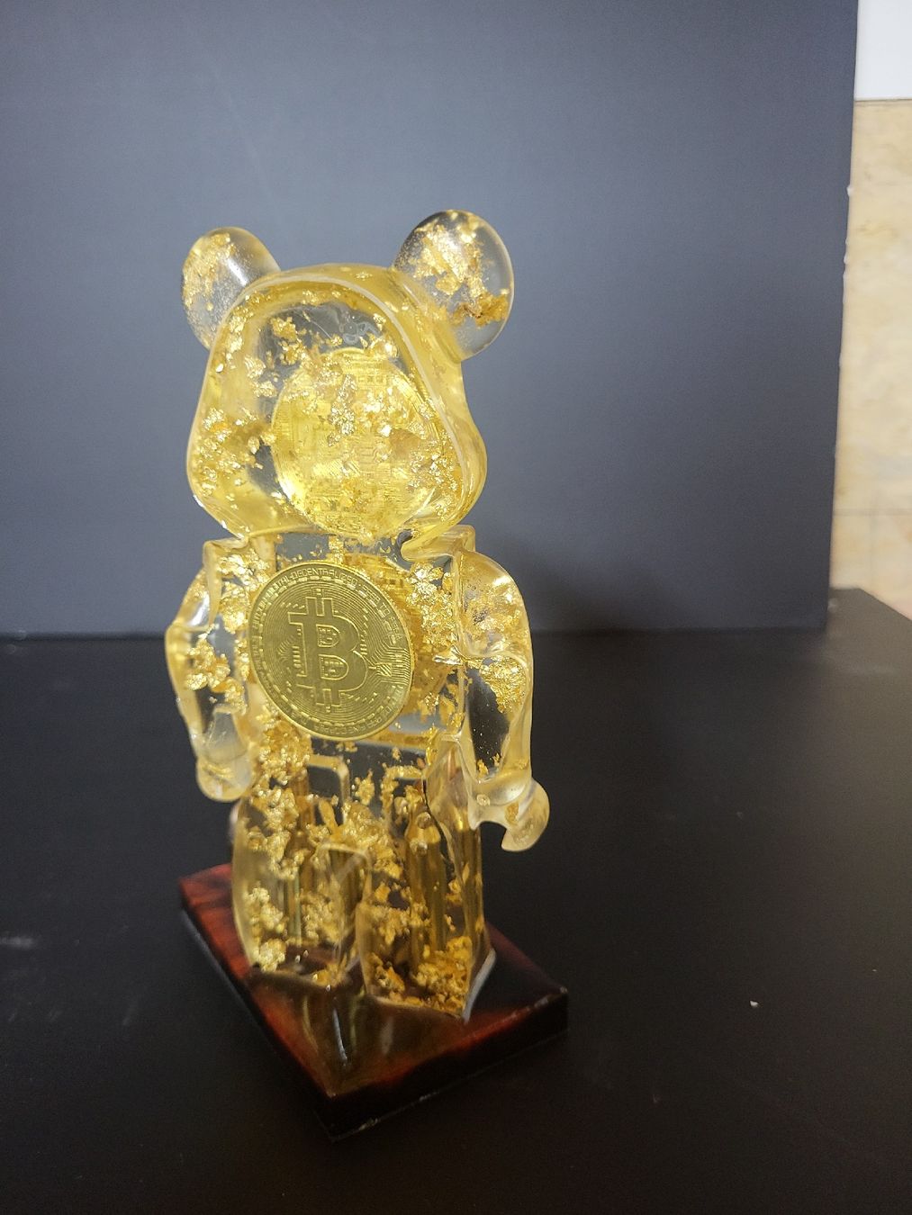 Figuren: Figurine Bearbrick Bitcoin dorée avec feuilles d'or. – Neu und originalverpackt aus Cheseaux-Lausanne von ped_ccj9 1