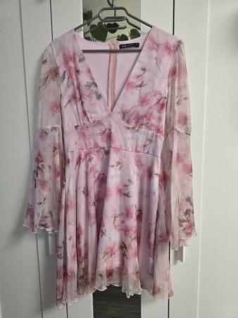 traumhaftes Kleid mit Trompetenärmel Gr. M