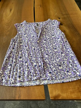 Sommerliches, lila Blusentop mit Blumenmuster, Gr. M