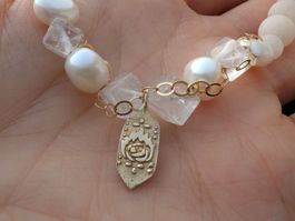 Kette mit Rose / Feuer-Symbol, Perlen, Bergkristall und Jade