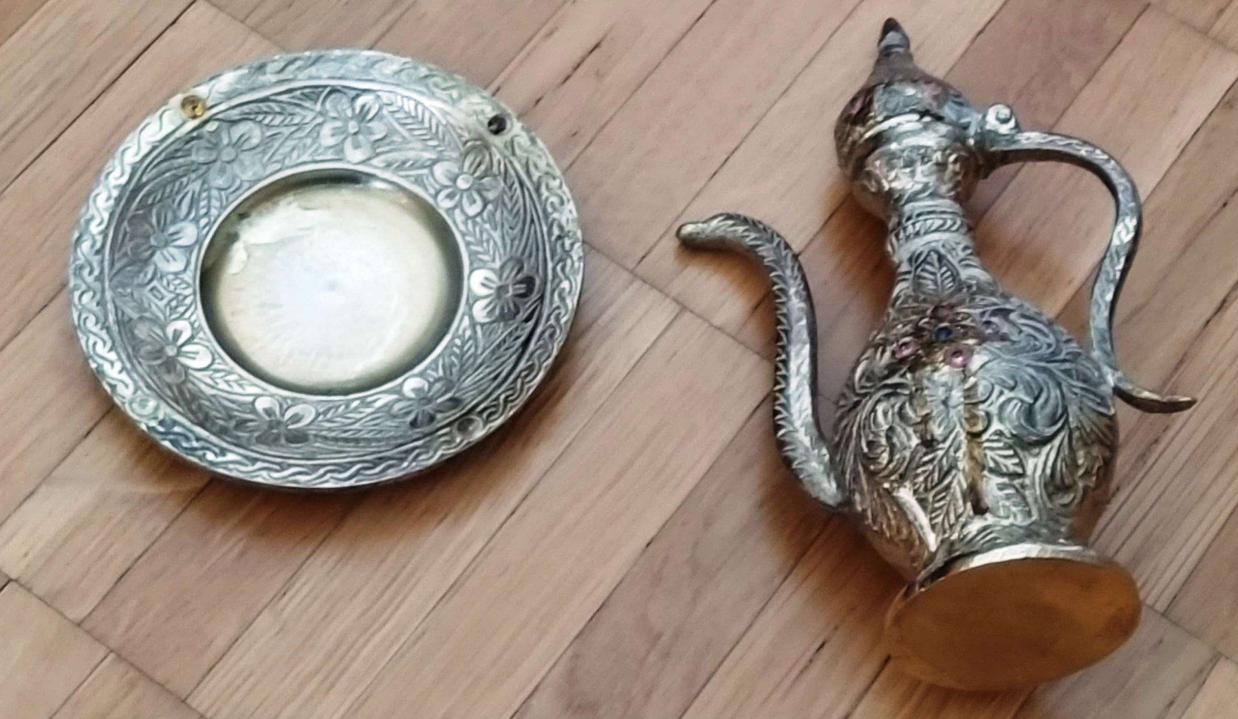 Caraffe: Karaffe / Krug mit Tablet aus Messing - Grösse 15.5 cm - – Nuovo (secondo la descrizione) da Zürich venduto da 1980ale 1