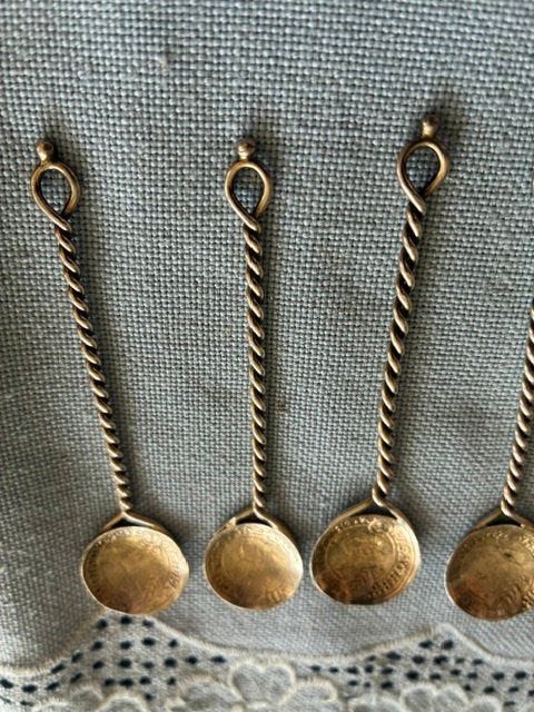 Cucchiai: cuillére  à mokka . argent avec pièce de monnaies – Usato da Evilard venduto da nenette01