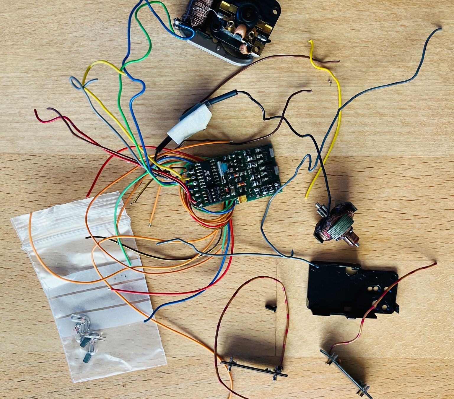 Märklin Modellini di ferrovie: Märklin  Digitaldecoder/ Motor u. Lichtmodul ae 6/6 – Usato da Schöftland venduto da Dominuspro