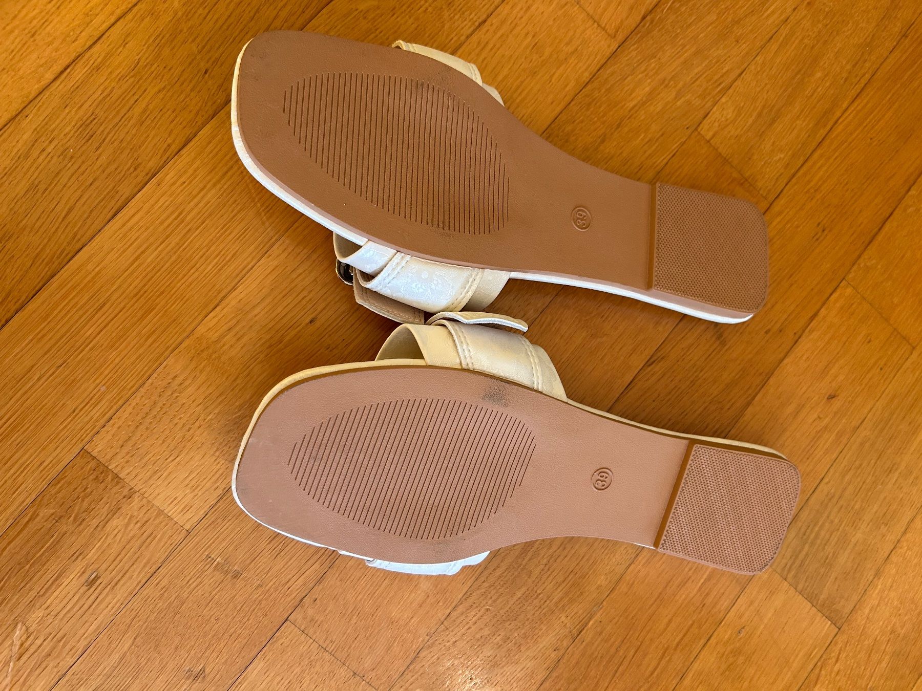 Damenschuhe: Mules blanches à boucle dorée, 39 – Gebraucht aus lausanne von Lilos77 1