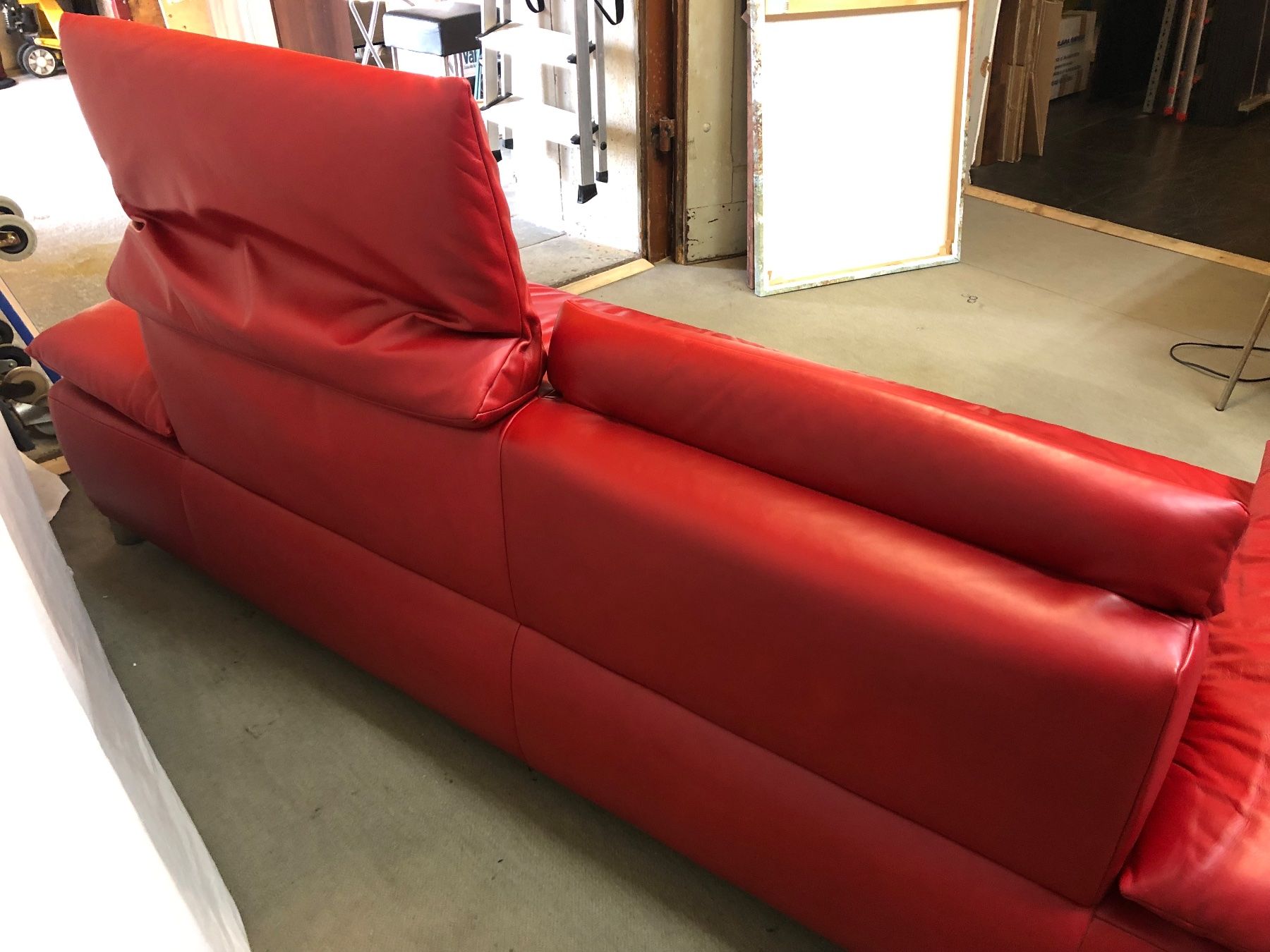 Koinor Sofas: Koinor Leder 2er Sofa Rot mit Hocker und Plexiglastisch – D'occasion à Brunnen par Allerwaren 2
