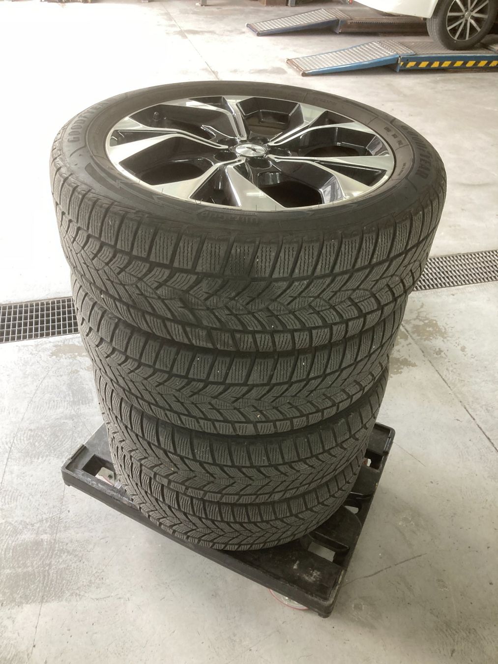 Ford Pneumatici & Ruote complete: Ford Mustang Mach E Winterräder 225/55R19 – Usato da Cham venduto da WB2223