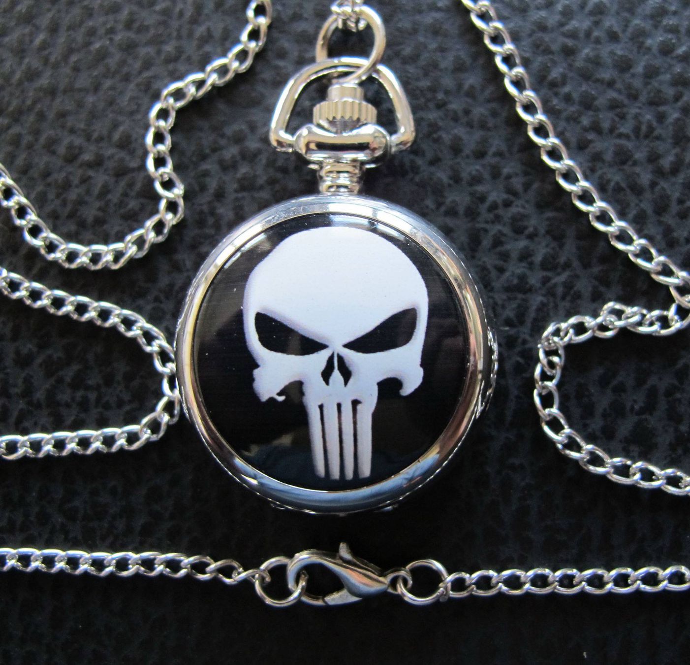 Orologi: Gothic Umhängeuhr Skull Schädel Punisher – Nuovo (secondo la descrizione) da Schwanden GL venduto da UHRKNALL