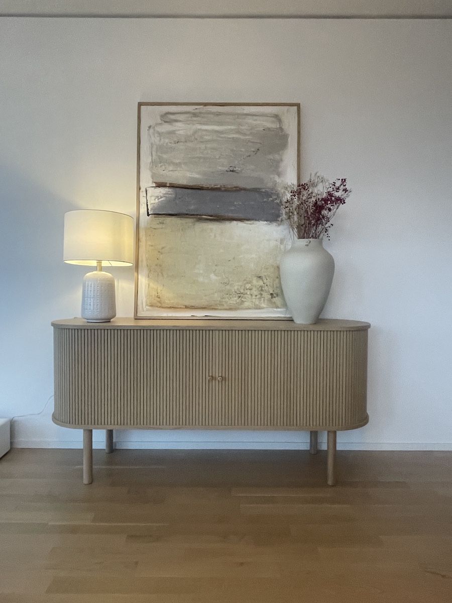 Westwing Cassettiere: Sideboard mit Bild und Lampe – Usato da Bern venduto da Salome.Lisa