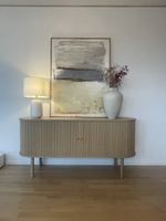 Sideboard mit Bild und Lampe