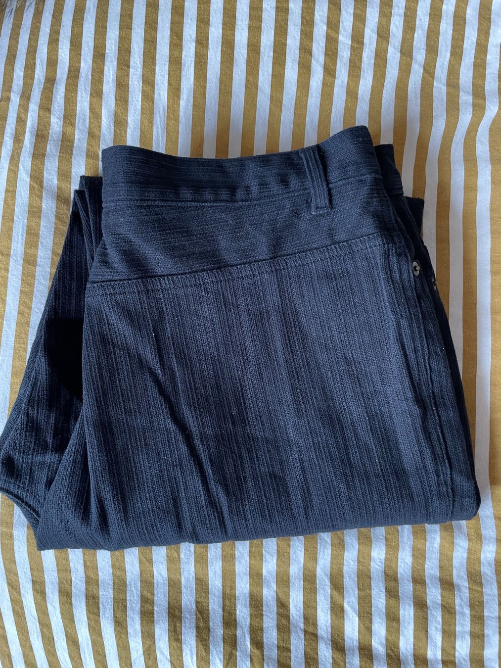 Pantaloni: Black stretchy textured pants – Usato da Zürich venduto da lulu_c