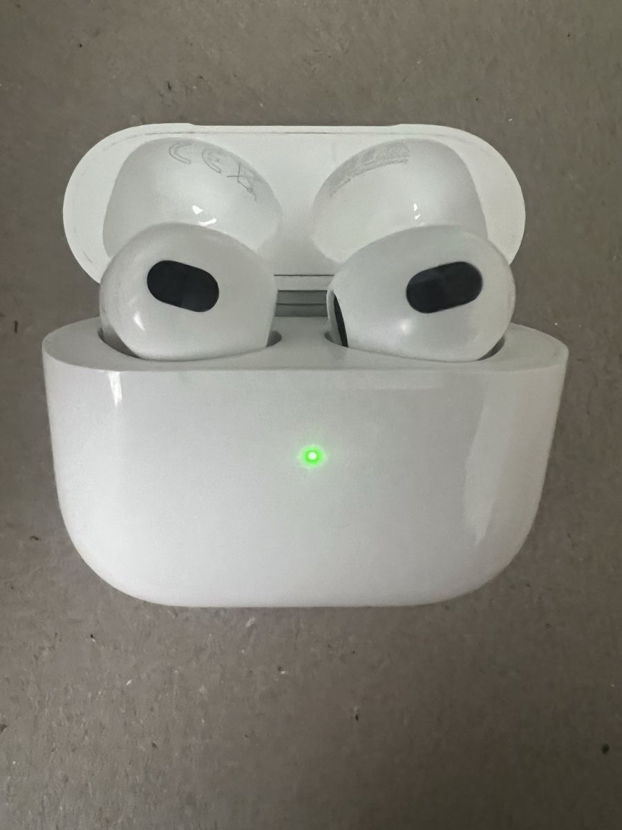 Apple Cuffie: Original Apple AirPods 3 Gen. Kopfhörer mit Wireless Case – Usato da Zürich venduto da Walllstreet 1