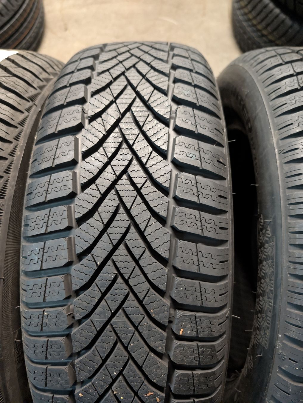 Michelin Pneus & Kompletträder: 205/60/16 Winterreifen – Neu und originalverpackt aus Dürrenäsch von Pneu-Idris 1