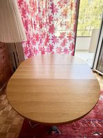 schöner Massivholztisch, oval oder rund