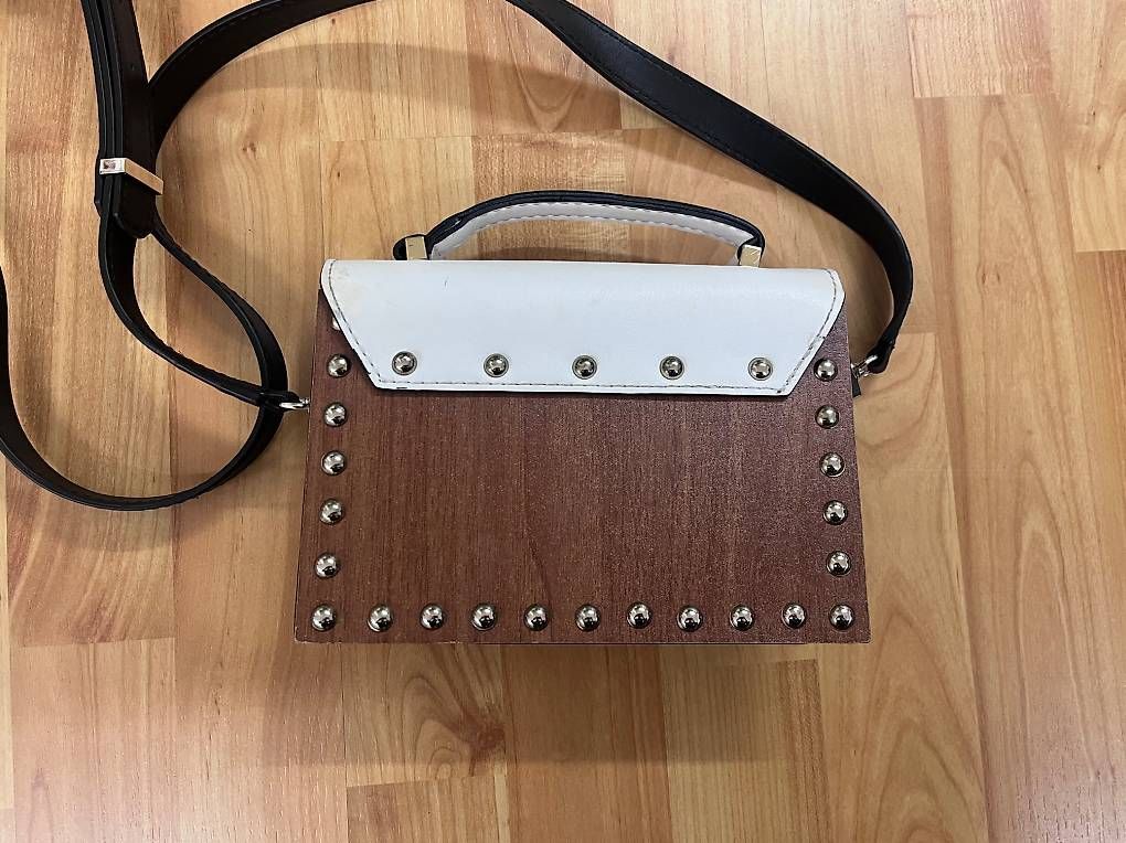 Guess Borse da donna: Guess Handtasche Holz Nieten – Usato da Hohenrain venduto da Manuelch01 1