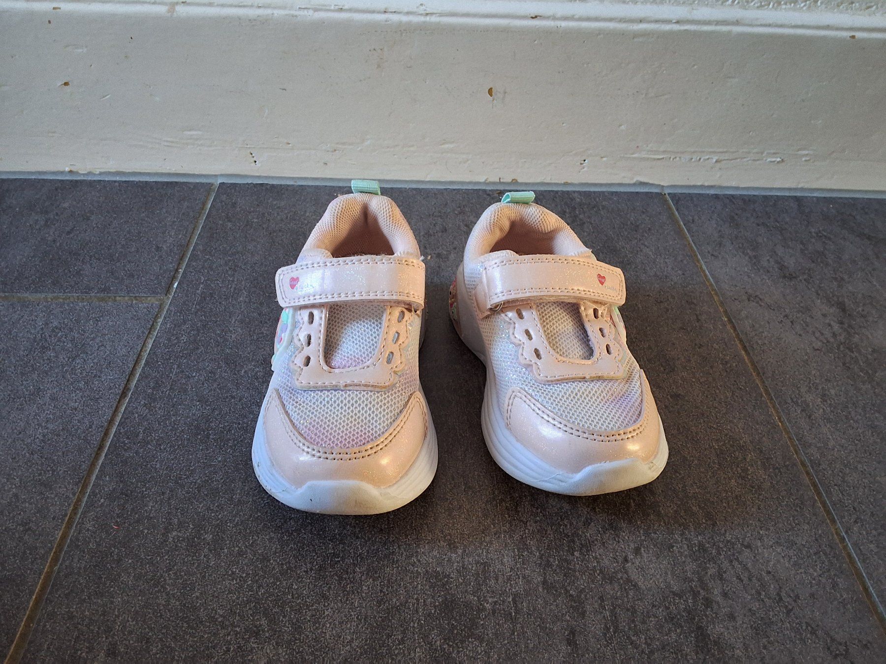 Schuhe für Mädchen: Turnschuhe 23 mit Blinksohle – Gebraucht aus Winterthur von juulipeace 1