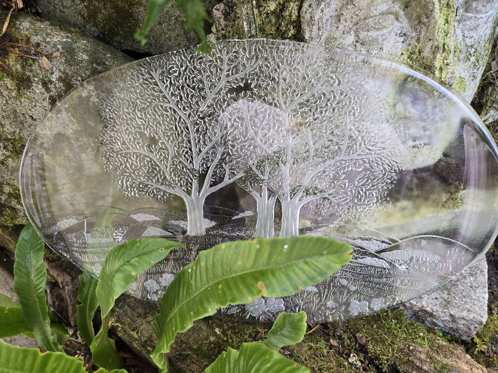 Glasi Hergiswil Servierplatten: Glasplatte Hergiswil mit Baumrelief  – Gebraucht aus Walkringen von Vanuca