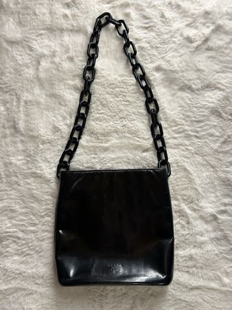 Schwarze Vintage Prada Madras Leder Handtasche mit Kette