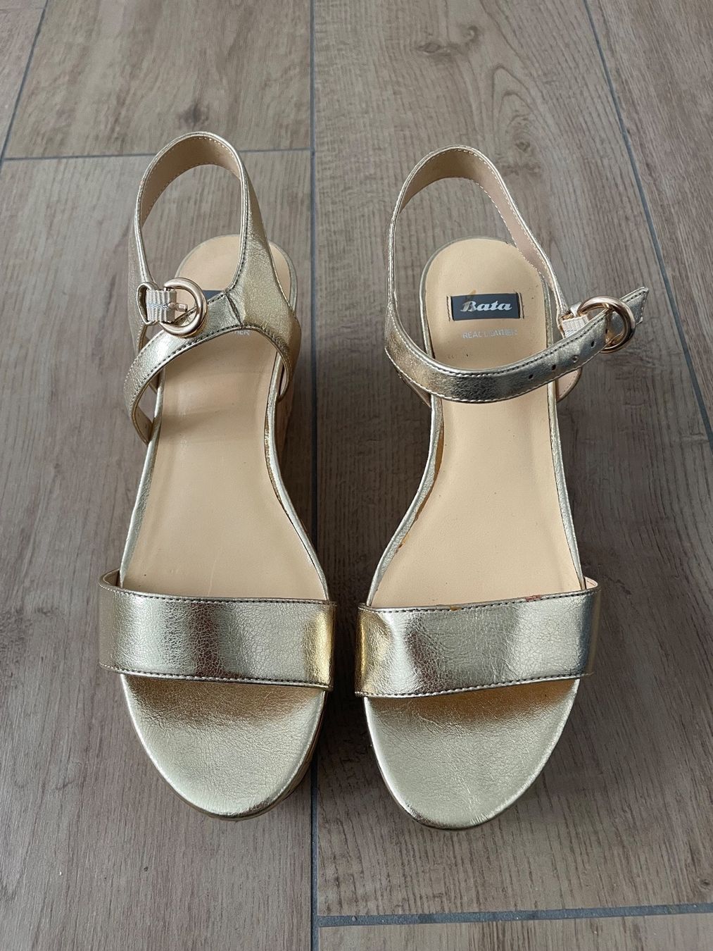 Damenschuhe: Keilsandaletten gold von Bata Gr. 37 – Gebraucht aus Waltenschwil von hansnine 1