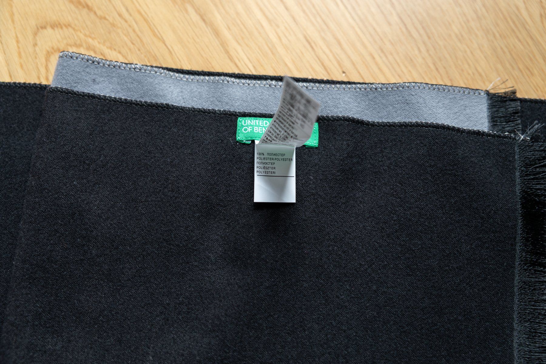 Benetton Foulard & Sciarpe: Echarpe Benetton reversible gris et noir neuf – Nuovo (secondo la descrizione) da Vevey venduto da Manicky 3