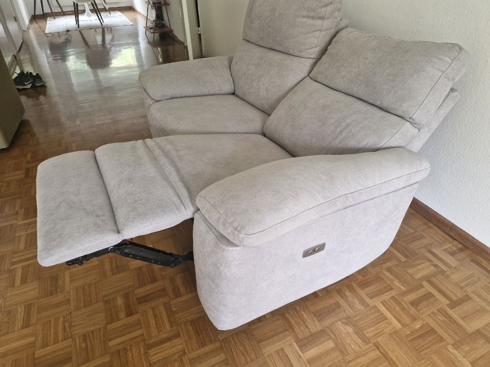 Divani: 2 seater sofa electric recliner. Perfect condition. – Nuovo (secondo la descrizione) da Allschwil venduto da leo_tm75 5