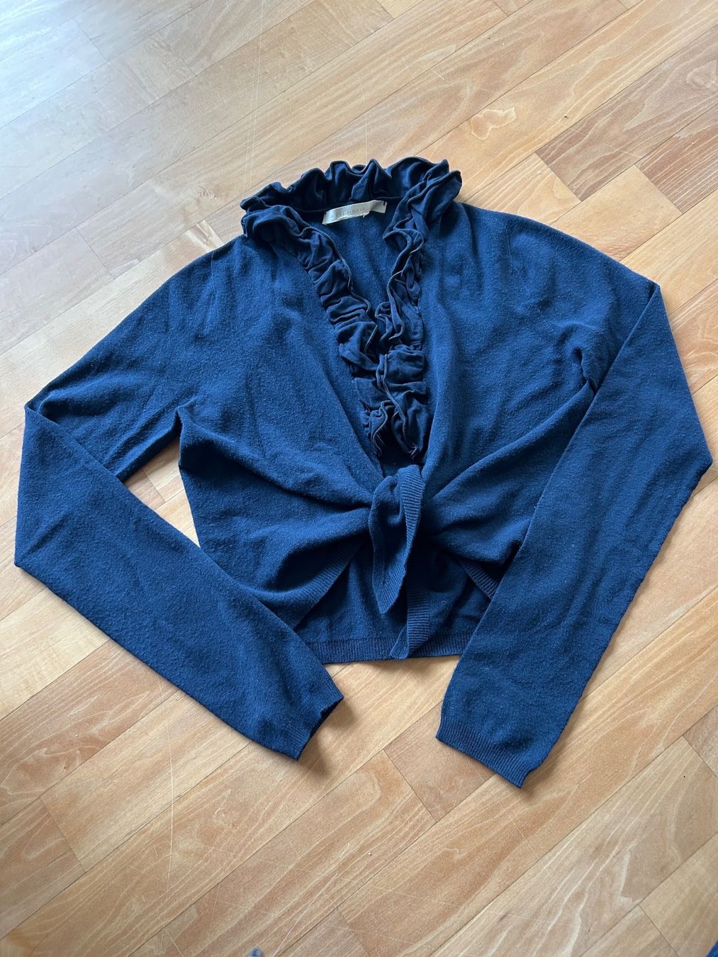 Bolero: Kurze Strickjacke zum Binden mit Rüschchen – Nuovo (secondo la descrizione) da Zollikon venduto da Moira55