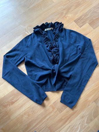 Kurze Strickjacke zum Binden mit Rüschchen