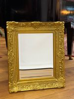 Prunkvoller Barock-Spiegel mit goldfarbenem Zierrahmen