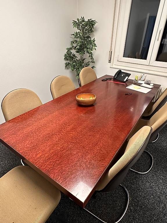 Tables: Offre belle table de réunion et chaises – D'occasion à Lausanne par apu_p8vy 1