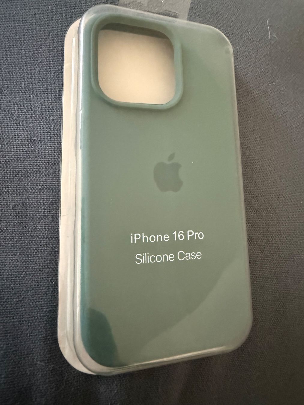 Covers & Schutzfolien: Coque iPhone 16 Pro - Silicone vert menthe -Neuf – Neu und originalverpackt aus Lausanne von Licio7