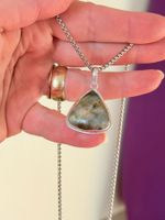 Collier avec pendentif en labradorite naturelle