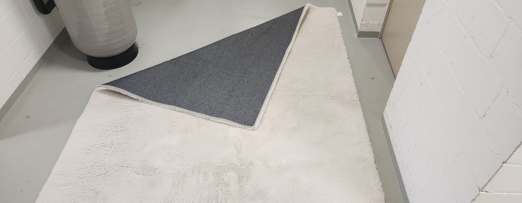 Tappeti: Flauschiger Teppich in Weiss Kuschellig – Usato da Dietlikon venduto da Ak8305 1