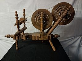 Antikes Spinnrad aus Holz, Handarbeit, Rarität