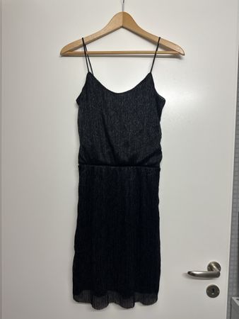 Schickes, elegantes, kurzes, schwarzes Kleid, Grösse 36