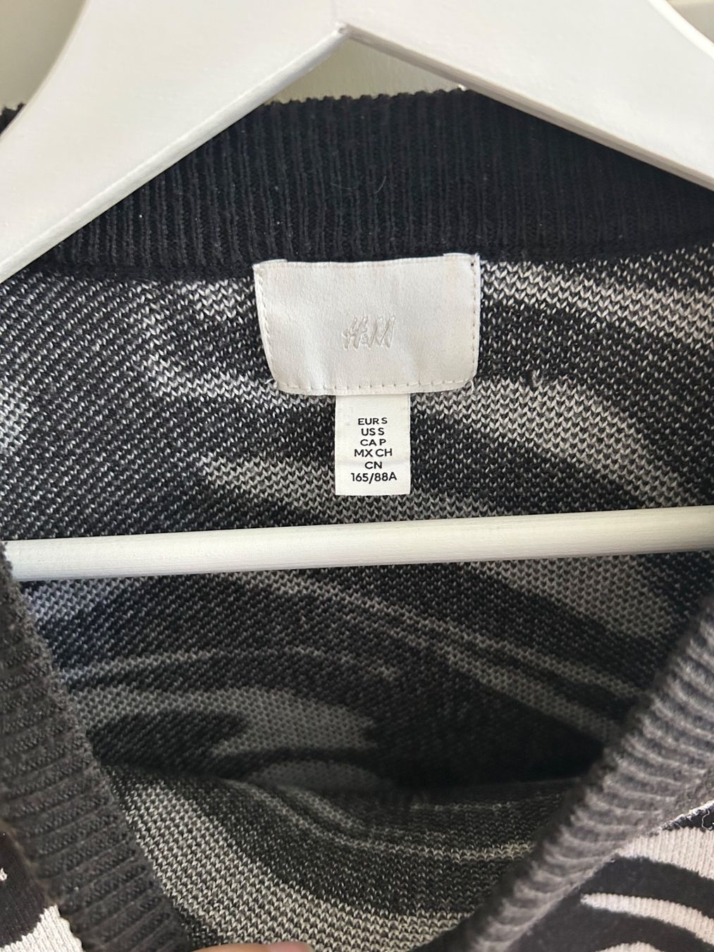 H&M Maglioni & Felpe: H&M cropped Zebra Strick-Pullover, Grösse S – Usato da Solothurn venduto da anj_5zhn 2