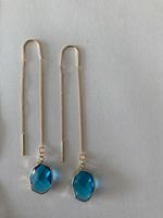 Boucles d’oreilles dorées cabochon en verre bleu 