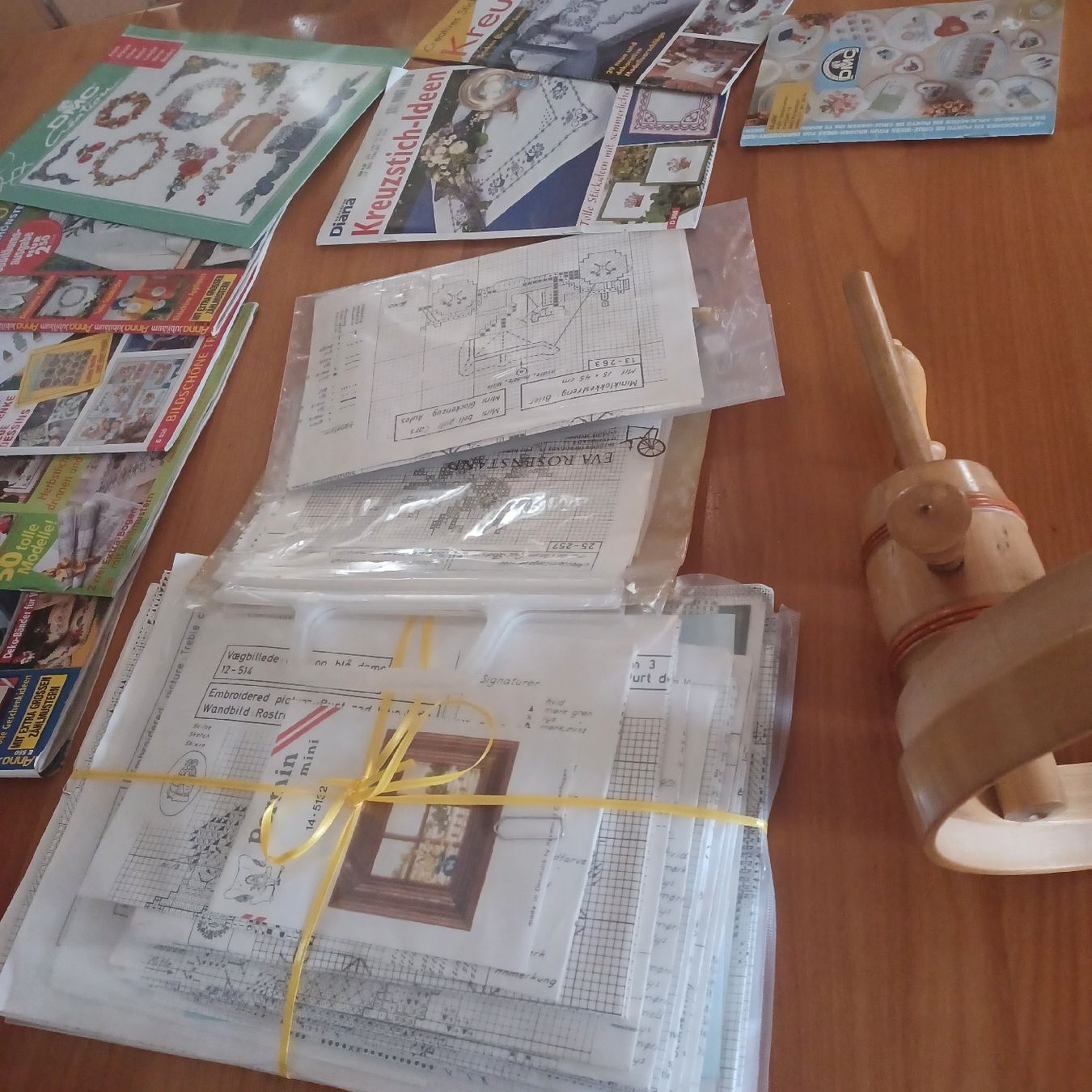 Stickrahmen: Stickrahmen mit Stickbücher usw. – Gebraucht aus Waldkirch von Fantasia-101 3
